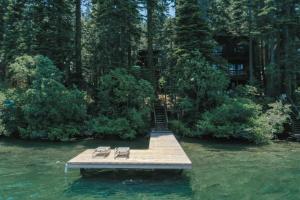 dos sillas en un muelle en el agua en 2 bedroom and Loft, 2 bath, sleeps 6 Donner Lakefront with private dock DLR#013 en Truckee