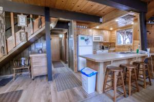 una cocina con una isla grande en una casa pequeña en 2 bedroom and Loft, 2 bath, sleeps 6 Donner Lakefront with private dock DLR#013 en Truckee