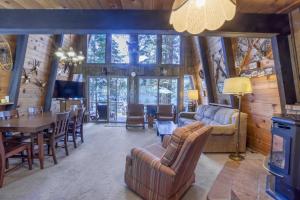 sala de estar con mesa y comedor en 2 bedroom and Loft, 2 bath, sleeps 6 Donner Lakefront with private dock DLR#013 en Truckee