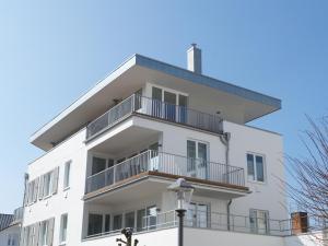 ein weißes Gebäude mit Balkon und Straßenbeleuchtung in der Unterkunft strandnahe FeWos mit Terrasse oder Dachterrasse, Strandhaus Seeblick, Binz in Binz