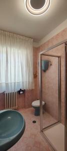 uma casa de banho com uma banheira, um WC e um chuveiro em Case Gioto e Bellavista em Passignano sul Trasimeno