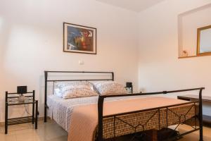 1 dormitorio con 1 cama y una foto en la pared en lila's city house, en Rodas