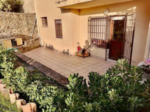 otwarte drzwi domu z dziedzińcem w obiekcie Villa Simone (Cagliari, Escalaplano, Sardegna) 