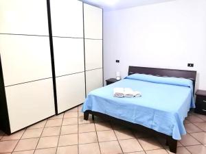 een slaapkamer met een bed met twee schoenen erop bij Villa Simone (Cagliari, Escalaplano, Sardegna) 