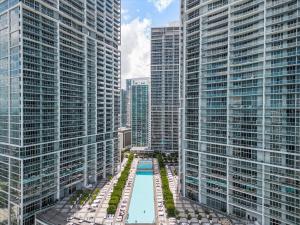 una vista de una ciudad con edificios altos en Limited time Deal 1BR 1BATH Located at ICON Brickell, en Miami