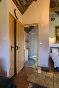 um quarto com uma cama e um relógio na parede em Lake View Lodges em Long Melford