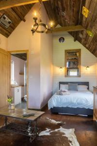 um quarto com uma cama e uma mesa em Lake View Lodges em Long Melford