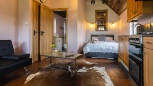 Lake View Lodges في لونغ ميلفورد: غرفة نوم بسرير وطاولة في غرفة