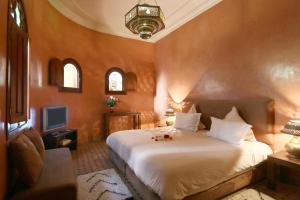 a bedroom with a large white bed in a room at Riad L'Emir in Marrakech