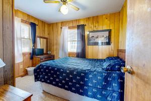 - une chambre avec un lit et un ventilateur de plafond dans l'établissement Salty Paws, à Frisco