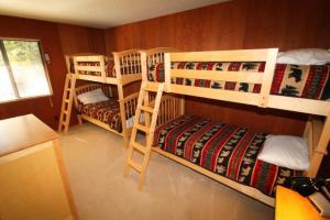 Pograd oz. pogradi v sobi nastanitve 2 bedroom, 2 bath, sleeps 6 Direct Donner Lake Access DLR#038
