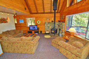 A seating area at 3 bedroom and Loft, 3 bath, sleeps 8 Direct Donner Lake Access DLR#070
