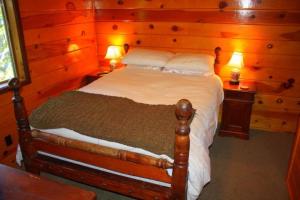 1 dormitorio con 1 cama y 2 mesitas de noche con 2 lámparas en 1 bedroom, 2 bath, sleeps 4 adults West End of Donner Lake DLR#105 en Truckee