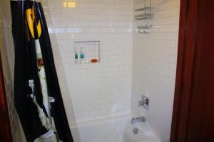 y baño con ducha y bañera blanca. en 1 bedroom, 2 bath, sleeps 4 adults West End of Donner Lake DLR#105 en Truckee