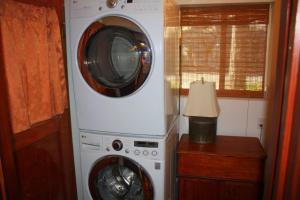 lavadora y secadora en una habitación en 1 bedroom, 2 bath, sleeps 4 adults West End of Donner Lake DLR#105 en Truckee