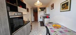 une petite cuisine avec une table dans une pièce dans l'établissement Casa Anselmi, à Abbadia San Salvatore