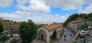 - une vue sur une ville avec une rue et des bâtiments dans l'établissement Casa Anselmi, à Abbadia San Salvatore