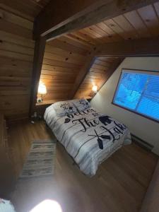 Postelja oz. postelje v sobi nastanitve 4 bedroom, 2 bath, sleeps 8, Lakefront with private dock DLR#097