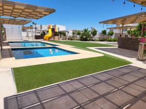 une piscine avec un toboggan et une aire de jeux dans l'établissement Coral de Cortez - New Beach House, à San Carlos