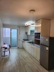 uma cozinha com um frigorífico e uma mesa em Urbanspace Pohang em Pohang