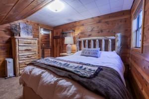 a bedroom with a bed in a log cabin at 3 bedroom, 2 bath Sleeps 8 adults Direct Lake Access DLR#041 in Truckee