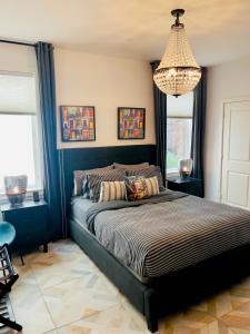 Un dormitorio con una cama grande y una lámpara de araña. en Moose Manor Guest Suite - Houston en Houston