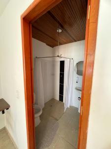 a bathroom with a toilet and a shower in it at Casa hotel Mateguadua in Apartadó