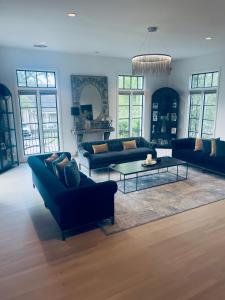Et sittehjørne på Moose Manor Guest Suite - Houston