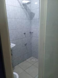 y baño con ducha, aseo y lavamanos. en Gracie's Apartment, en Kiambu