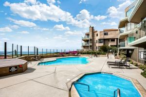 a swimming pool with a view of the ocean at Solana Shoreside Haven in Solana Beach