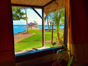 ein Fenster mit Blick auf das Meer vom Strand aus in der Unterkunft Libertalia Hotel in Sainte Marie