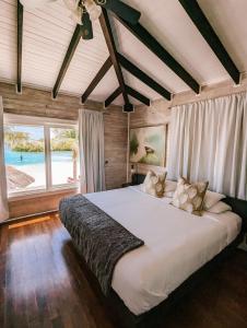 Postel nebo postele na pokoji v ubytování Shaka Caye All inclusive Resort
