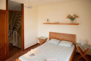 Habitación pequeña con cama y escalera en VILLA ADELA, en Callao Salvaje