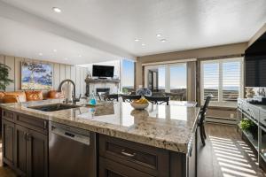 una cocina con una gran isla con encimera en Monterey Dune Haven, en Moss Landing