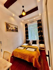 1 dormitorio con 1 cama con manta naranja en Old Cracow Apartment, en Cracovia