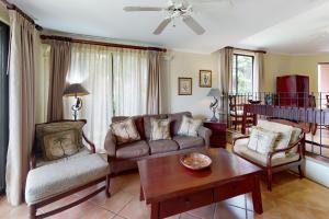 sala de estar con sofá y mesa en Bougainvillea 2101 en Playa Conchal