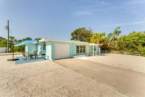 een blauw huis met een tafel en stoelen op een oprit bij Pet-Friendly Venice Vacation Rental, 3 Mi to Beach in Venice