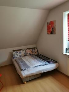 a small bed in a corner of a room at Quitte10 in Glindow