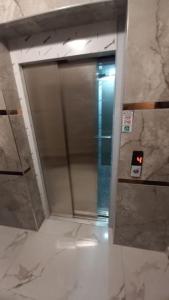 een badkamer met een inloopdouche en een glazen deur bij Saray park in Alanya