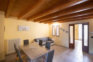 Magliano的住宿－La casa di nonno Mario, Salento，客厅配有桌子和沙发