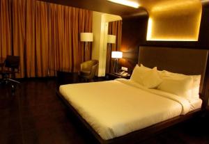 Postel nebo postele na pokoji v ubytování Cocoon Luxury Business Hotel