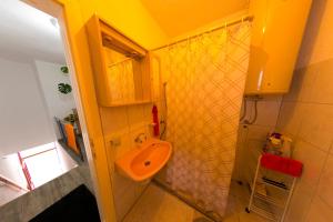 uma casa de banho com um WC e um lavatório. em Apartman Bucko em Bihać