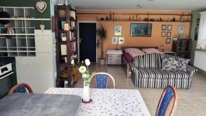 salon ze stołem i kanapą w obiekcie Apartmán Úlehla w Zlinie