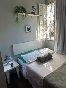 um quarto com uma cama com uma almofada em Hotel Cidade Imperial em Petrópolis