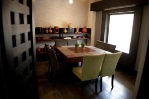 comedor con mesa, sillas y ventana en Hotel Internacional, en Comitán de Domínguez