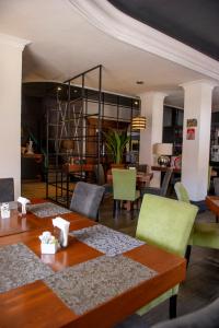 uma sala de estar com mesa e cadeiras em Hotel Internacional em Comitán de Domínguez