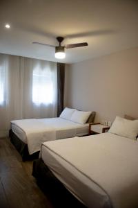 um quarto de hotel com duas camas e um tecto em Hotel Internacional em Comitán de Domínguez