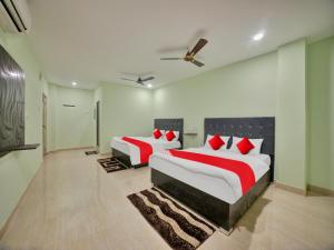Een bed of bedden in een kamer bij SPOT ON Sri Datta Grand Inn