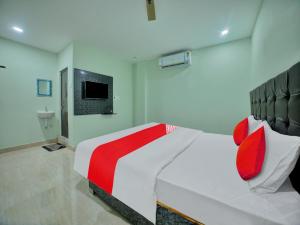 เตียงในห้องที่ SPOT ON Sri Datta Grand Inn
