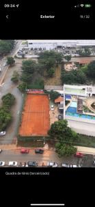 an overhead view of a tennis court in a city at Unique Residence, próximo ao Parque e Shopping Flamboyant in Goiânia